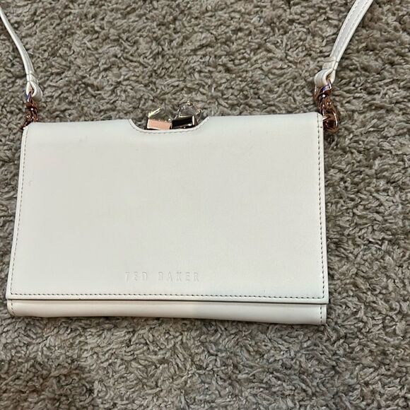 Ted Baker cream clutch. Size 7x5’